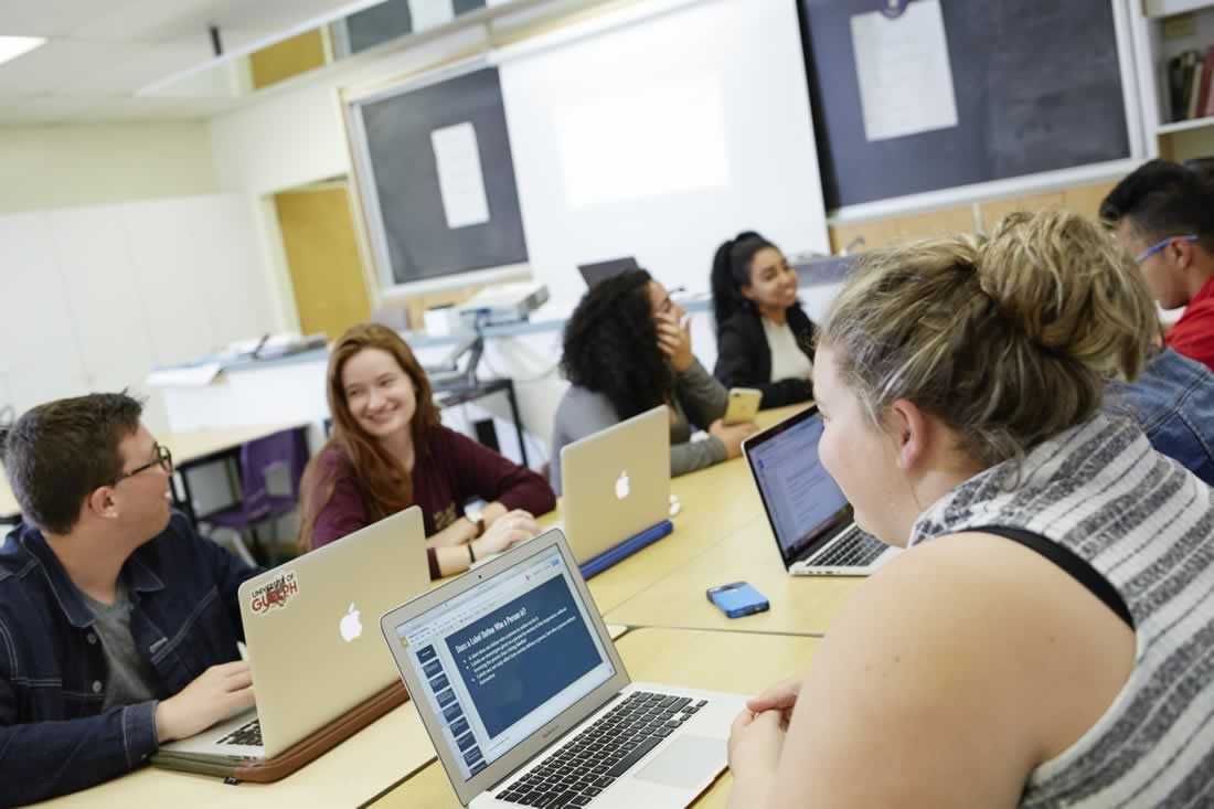 Ceci est une image d'élèves qui travaillent sur des Macbooks.